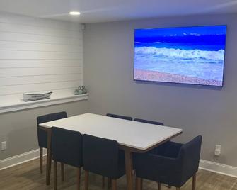 Beachfront Condo with Pool - Stone Harbor - Dining room