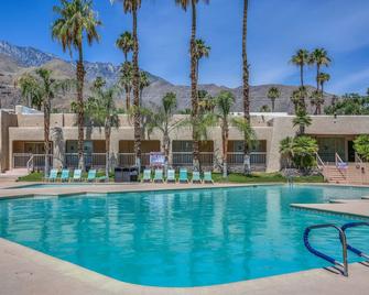 Days Inn by Wyndham Palm Springs - Palm Springs - Piscina