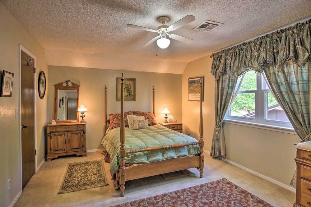 Private Home w/ Hot Tub & Patio Near Dtwn Tulsa - Tulsa - Bedroom
