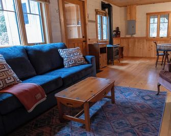 Peaceful 2-bedroom cottage in charming Lincolnville, near lake, winery & Camden - Lincolnville - Living room