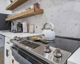 Jungle Dream Loft! 3 Bed/ Wine/ Balcony/ Parking! - Baltimore - Kitchen