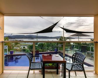 Sunlit Waters Studio Apartments - Airlie Beach - Balcón