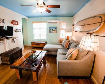 Cozy 1BR Getaway/ Poolside Hideout in Historic Port Isabel - Port Isabel - Soggiorno