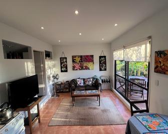Plum Tree Apartment - Russell - Wohnzimmer