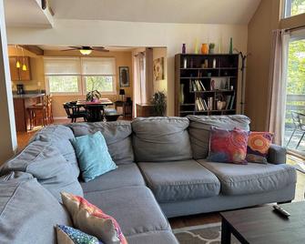 Bedrooms 4, Bathrooms 2, Sleeps 8 - Linden - Living room