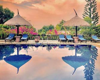 Seaview Villas In Tropical Garden With Staff And Car! Group Bookings Possible! - Buleleng - Pool