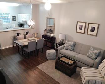 Charming Port Royal Townhouse - 2 Miles From Parris Island - Port Royal - Living room