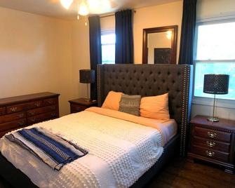 Home for the Holidays Near Baltimore - Parkville - Bedroom
