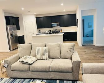 Spacious 5-bedroom house in Evergreen / Pool + Family Friendly - Rosenberg - Living room