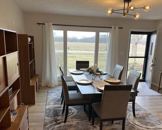 Beautiful country home close to Purdue U.Campfires,screened gazebo for cookouts - West Lafayette - Dining room