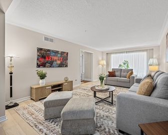 Tranquil & Comfortable: 5BR Retreat in Georgetown - Halton Hills - Living room