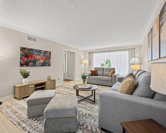 Tranquil & Comfortable: 5BR Retreat in Georgetown - Halton Hills - Wohnzimmer