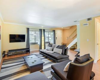 Sunny San Jose Townhome - Family Friendly! - Campbell - Living room