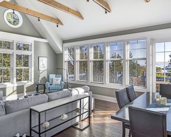 Chef's Kitchen, Salish Sea View, EV Charger: This is The Cottage on Cedar Street - Friday Harbor - Living room