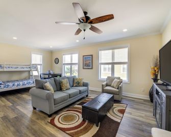 Emerald Isle Getaway w/ Decks & Beach Views! - Emerald Isle - Sala de estar
