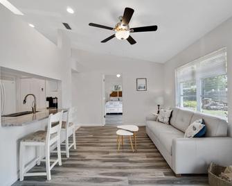 Wonderful Vacation Home Near Siesta Key Beach - South Sarasota - Living room