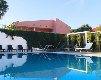 Art 4 You Carcavelos Suites - Carcavelos - Piscina