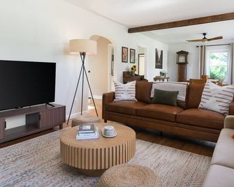 Wood Stove Nights, Quiet Yard, an Easy Escape Near New Paltz - New Paltz - Sala de estar