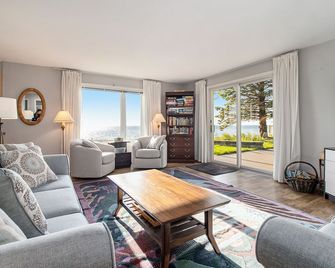 Private Beach & Stairs, Year-Round Hot Tub, & Unmatched Views of Lake Michigan! - Manistee - Living room