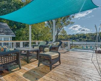 The River House/Stunning Riverfront/Scenic Views/Water Sports/Steps to Marina - Algonquin - Balcony