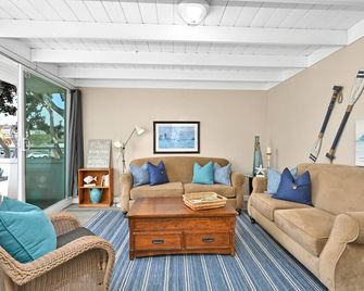 2 Bedroom Upstairs Apt 1 block from the beach! - Newport Beach - Salon