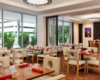 هوليداي إن ناشونال أيربورت / كريستال سيتي، آن آي آيتش جي هوتل - أرلينغتون - مطعم