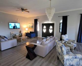 Family size private home - Savanna La Mar - Wohnzimmer