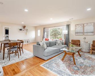 Higashi: New Paltz family home with King bed minutes to downtown - نيو بالتز - غرفة معيشة