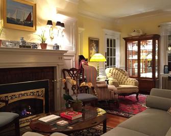 Captain David Kelley House Bed & Breakfast - Centerville - Living room