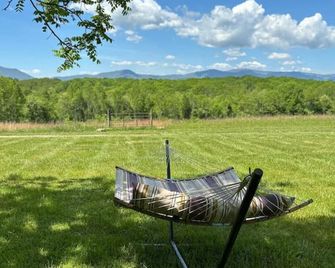 Redwing Farm Cottage - Mountain Views and Firepit! - Bedford