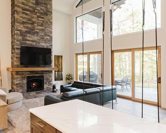 New Lake House getaway with all modern comforts and peaceful seclusion - West Baden Springs - Sala de estar