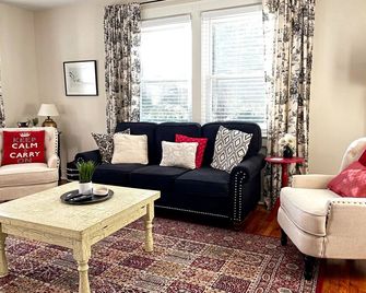Updated Historic Home 2Mins from downtown Wake Forest - Wake Forest - Living room