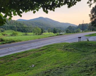 Escape to Relax at Our 2br 2ba Classy Clayton Family Cottage 5min To Downtown - Clayton - Outdoors view