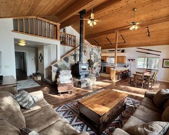 Solitude in the Cedars, Spacious Mountain Home - Shaver Lake - Sala de estar