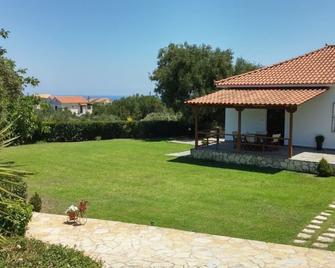 Dora Apartments - Tragaki - Patio