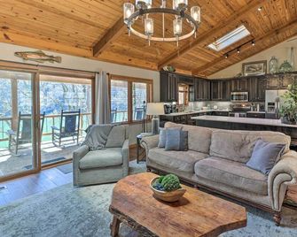 Renovated Riverfront Retreat w/ Deck & Grill! - Mountain View - Sala de estar