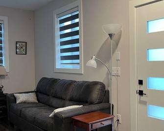 Place Near the River surrounded by mountains, hiking trails close to a park. - Mission - Pokój dzienny