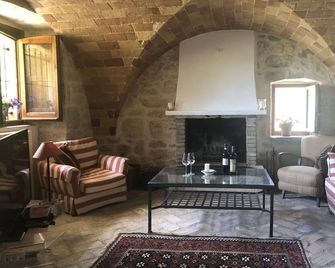 Beautiful historical stone farmhouse apartment, this year with a POOL! - Guardiagrele - Living room