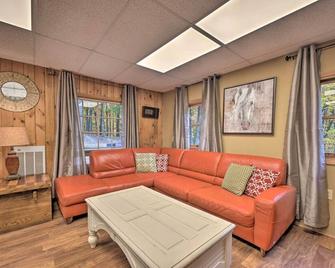 John Wayne Apartment - Deck, Bbq, Horses On-Site - Huntingdon - Huiskamer