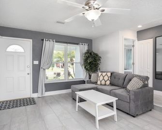 House in Melbourne With Pool - Melbourne - Living room