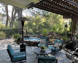 Seabury Sunrise in the Heart of Bel Air's Beverly Glen Canyon - Los Angeles - Patio