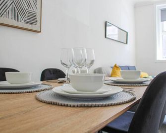 Tobago Urban Apartment - Greenock - Dining room