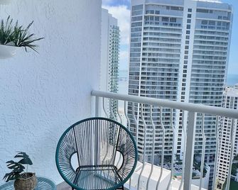 Brickell Center W/City & Bay View + Free Parking! - Miami - Balcón