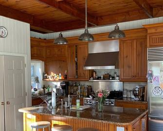 Organic Oasis With Pool And Tennis! - Bedford - Kitchen