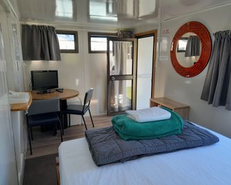 Picton's Waikawa Bay Holiday Park - Picton - Bedroom