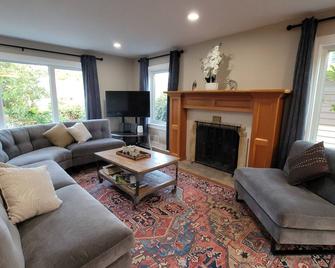 Gorgeous Huge 6br Heart Of Seattleone Block From Lake - Seattle - Living room