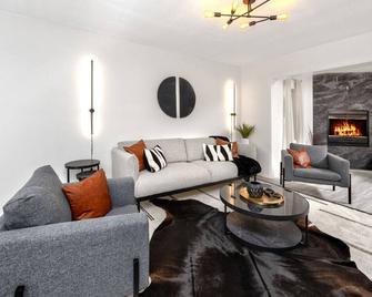 Clearwater Cabana - Gorgeous Home w/ Private Pool, 15 Minutes to the Beach - Clearwater - Living room