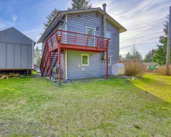 Captivating Coastline 2 BR Retreat with Ocean View - Kodiak