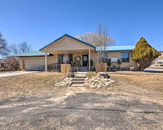 Bryce Canyon Area House w/ Mountain Views! - Tropic - Building