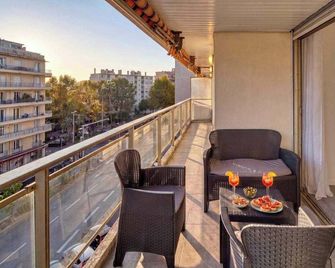 A C 2BDR 6P flat just two minutes from the beach! - Antibes - Balkon